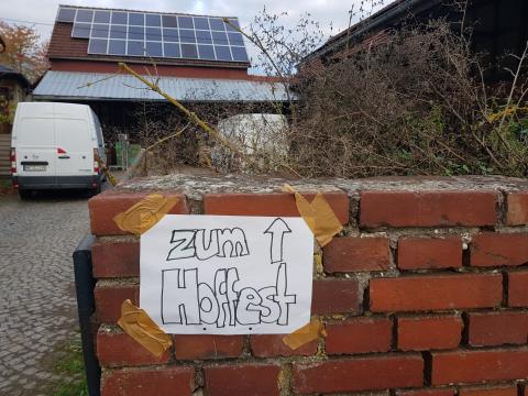 Ein selbst gemaltes Schild weist den Weg zum Hoffest.