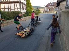 Der Zwiebelkuchen ist fertig und Maik ist begeistert.
