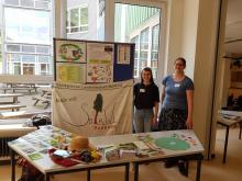 Anni und Vera stehen vor dem Solawi-Infostand.