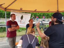 Ein Mitspieler hat eine Frage.