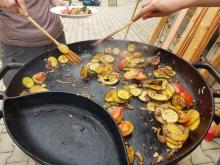 Hier werden super leckere Bratkartofeln mit Gemüse produziert.