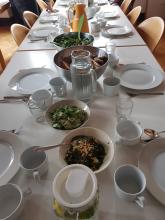 Eine reich gedeckte Tafel.