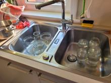 Die Gläser werden heiß ausgespült.