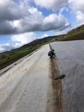 Hier wird die Folie gerade befestigt.