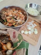 Auch Zwiebeln werden für den Sud geschält und klein geschnitten.