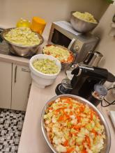 Schüsseln mit fertig geschnittenem Gemüse.