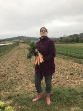 Stolz werden die größten Möhren präsentiert.