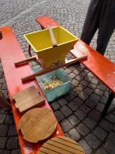 Mit diesem Gerät werden die Äpfel geschreddert.