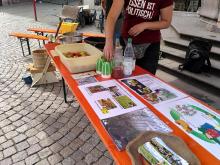 Neben Apfelsaft gab es am Stand auch Infos zu Solidarischer Landwirtschaft.