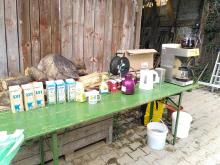 Der Getränketisch mit Kaffee vom Kaffeeprojekt und Tee.