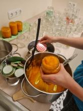 Auf diesem Foto sieht man, wie das Kürbismus abgefüllt wird. Auf diesem Foto sieht man, wie das Kürbismus abgefüllt wird.