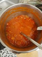 Ein Topf, in dem gerade Passata gekocht wird.