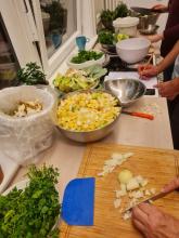 Zwiebeln werden gewürfelt.