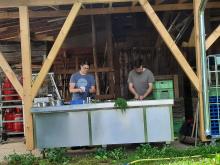 Marc und Vera bereiten das Mittagessen in der neuen Outdoor-Küche zu